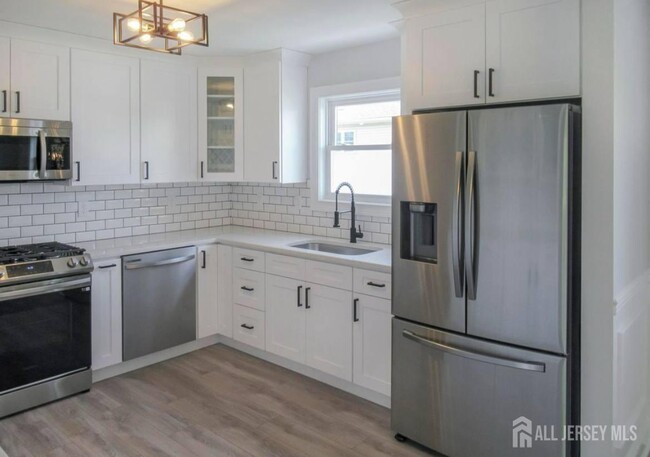Building Photo - 156 Cliffwood Ave W