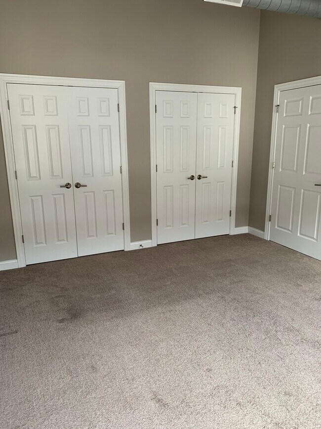 Building Photo - 1534 River Dr