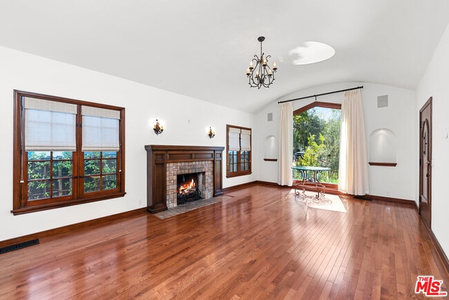 Building Photo - 1039 Hi Point St