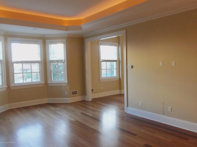 Building Photo - 1031 Oval Rd