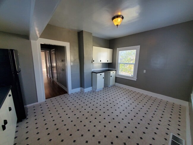 Building Photo - 110 Roseville St