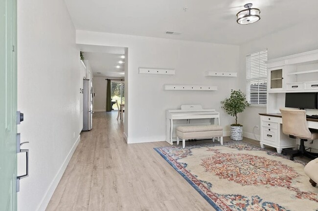 Building Photo - 325 Indian Runner Ct