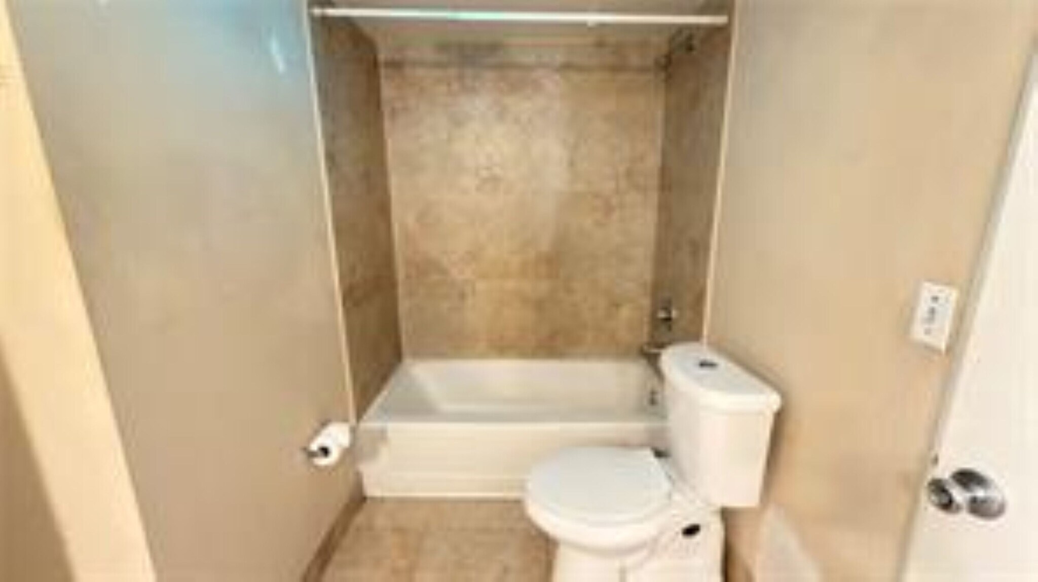 Building Photo - 2803 N Oakland Forest Dr