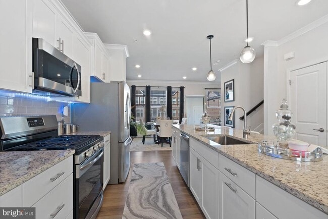 Building Photo - 6960 Farragut Dr