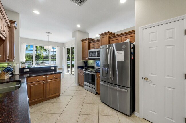 Building Photo - "Spacious 3-Bedroom Condo Retreat in Ester...