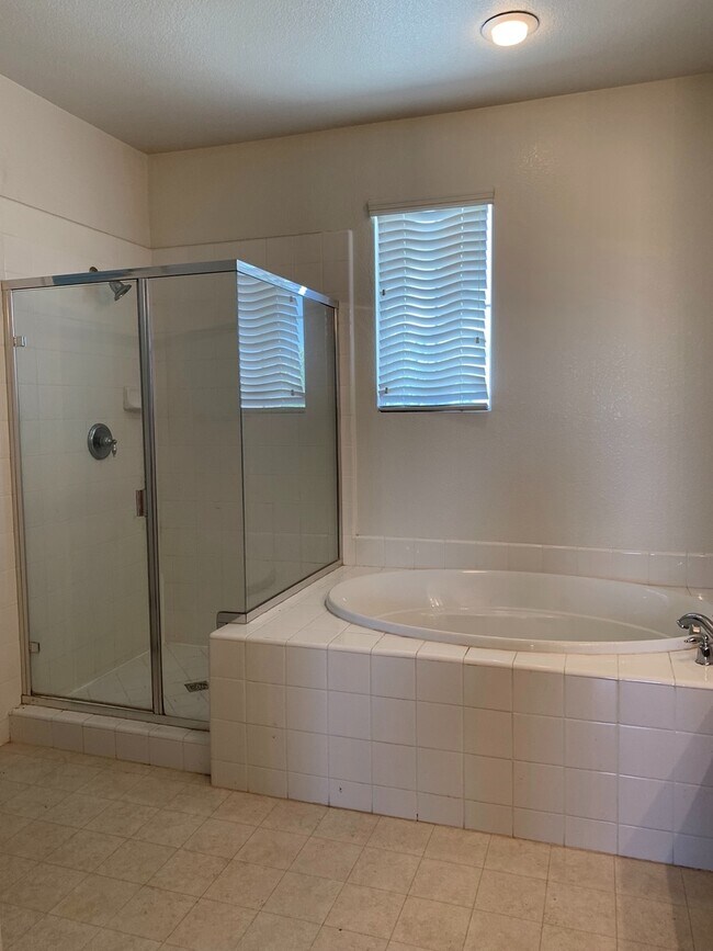 Building Photo - Free Rent for the rest of July Beautiful h...