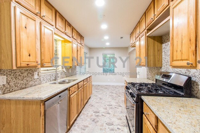 Building Photo - Stunning 3/2 in Great Dallas Location Read...