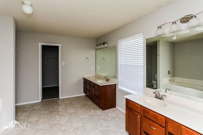 Building Photo - 140 Holster Holw Rd