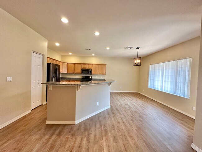 Building Photo - Beautiful 3 bedroom, 3 bathroom home with ...