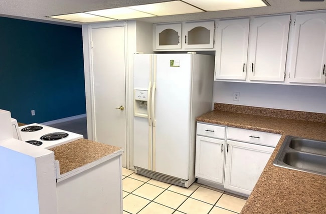 Building Photo - 3 bed 2 bath pool home for rent in East Orlando