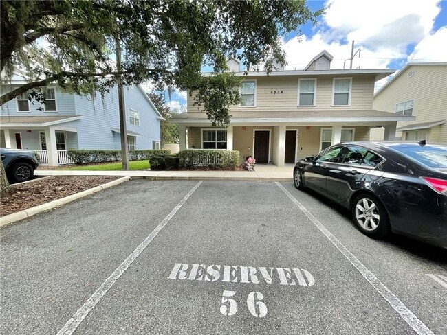Building Photo - Beautiful 3BR/2.5BA Corner Townhome in Hai...