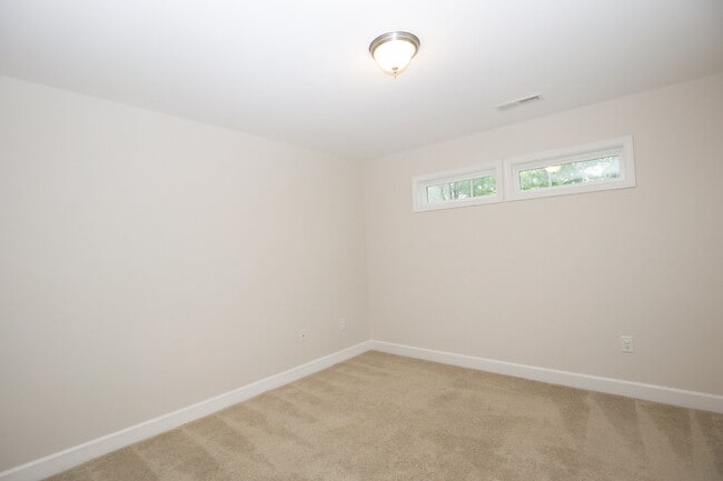 Building Photo - Charming 3 bed, 2.5 bath home with bonus t...