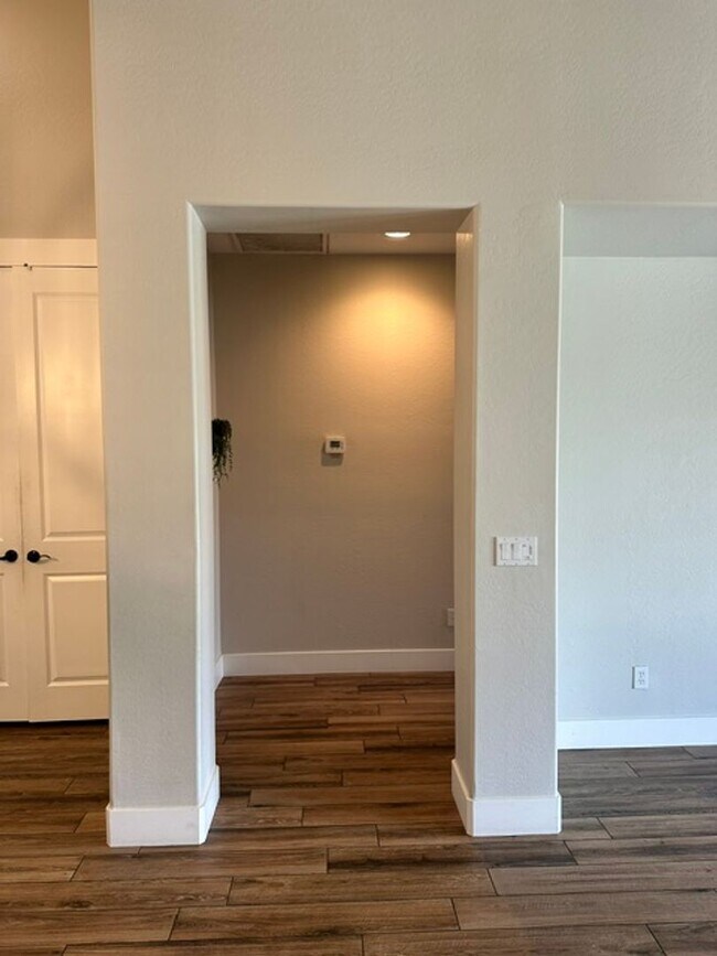 Building Photo - Beautiful Remodeled Cortina Home, 2310 sq ft, 4-bed, 2-bath home with a bonus den.