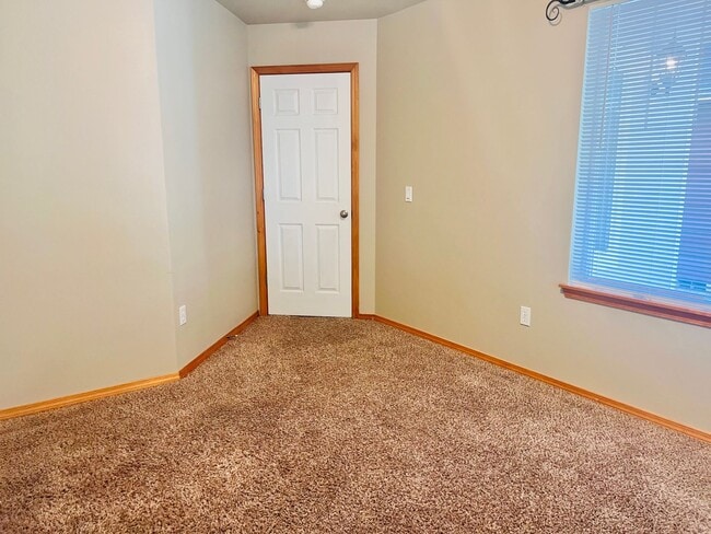 Building Photo - Enormous 4 Bed 2.5Bath + Bonus Room Great Lacey Neighborhood