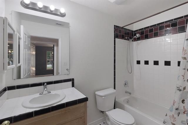 Building Photo - 1822 Sharon Dr