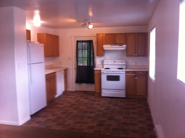 Building Photo - Duplex for Rent  Pet Friendly!