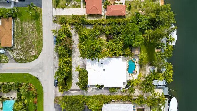 Building Photo - 2780 NE 16th St