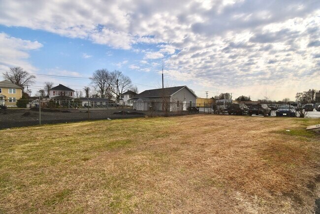 Building Photo - 153 Bosworth St