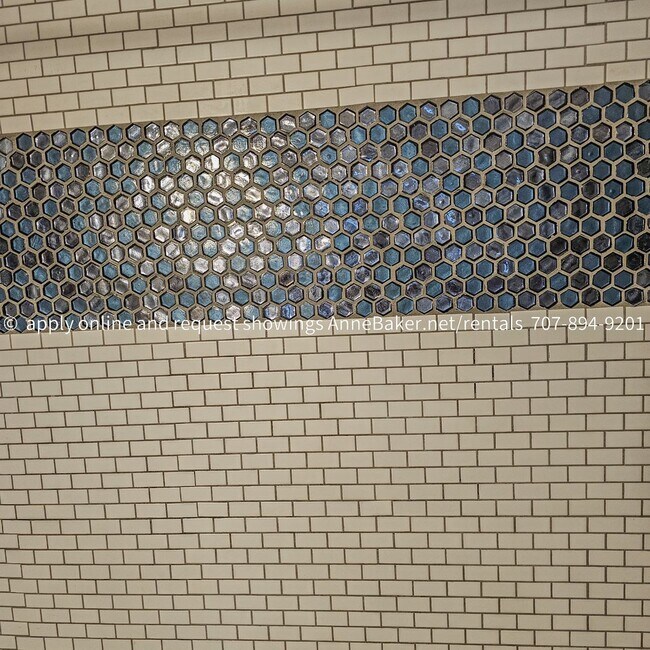 Building Photo - Exquisitely Updated Condo - Must See