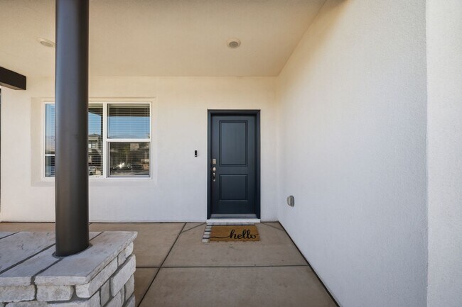Building Photo - Extra Space, Extra Comfort! 5 Bedroom Home With Bonus Den in Long Valley!