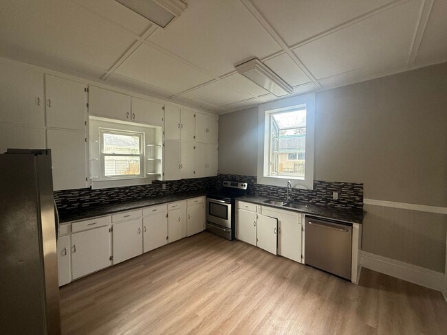 Building Photo - Freshly Renovated Clover Charmer — Walk to...