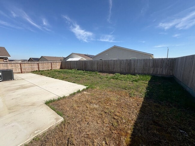 Building Photo - Tulare smart home, DR HORTON built home Available Now! Energy efficient