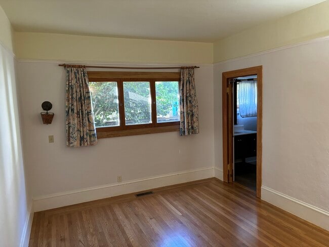 Building Photo - 6448 Benvenue Ave