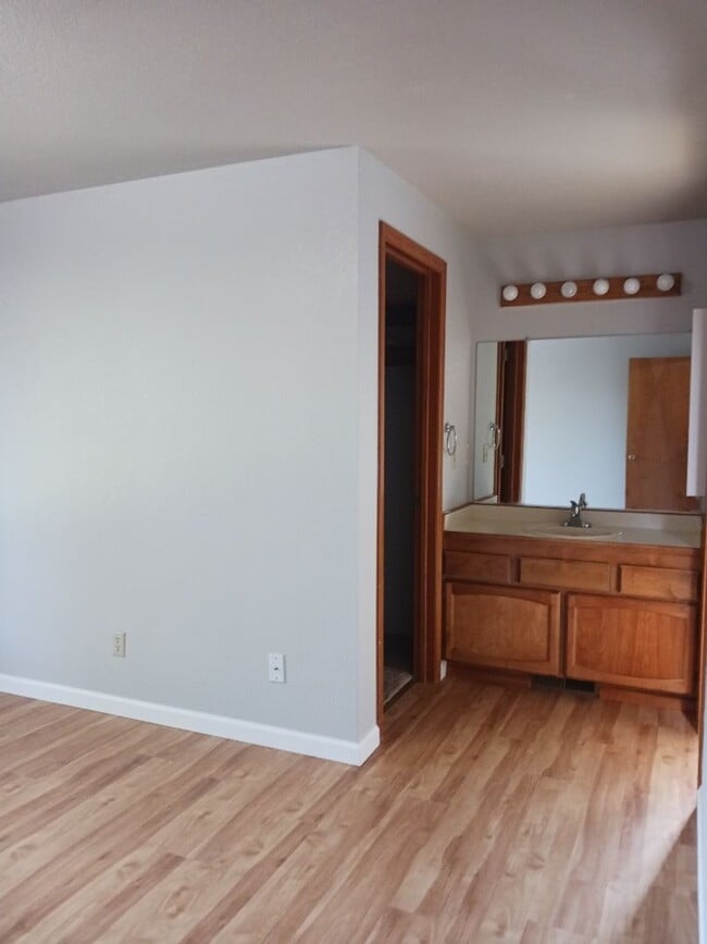 Building Photo - Introducing a meticulously maintained 3 bedroom, 2 bath gem!