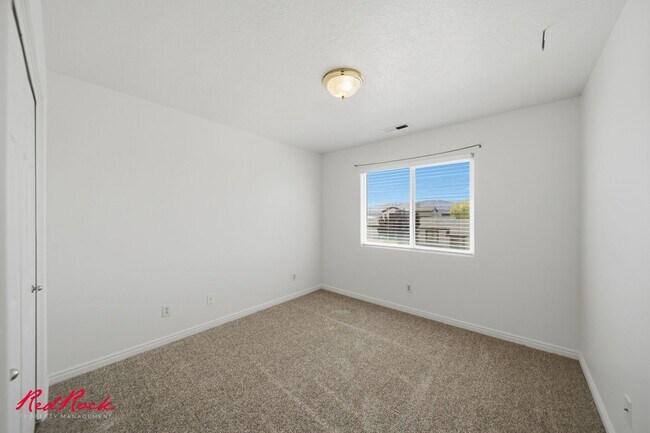 Building Photo - Spacious 3 Bedroom Townhome
