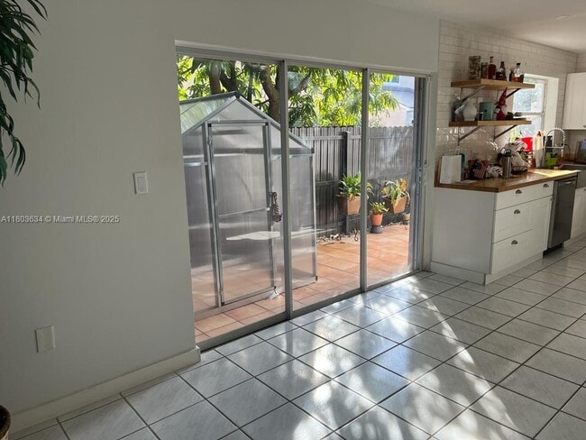 Building Photo - 9953 SW 154th Ct