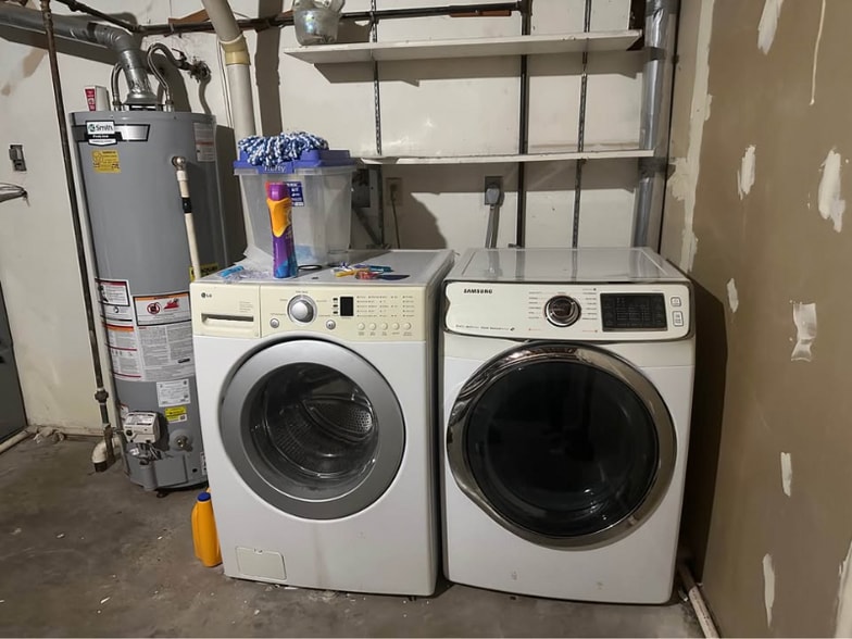 Building Photo - 2062 S Ridge Dr