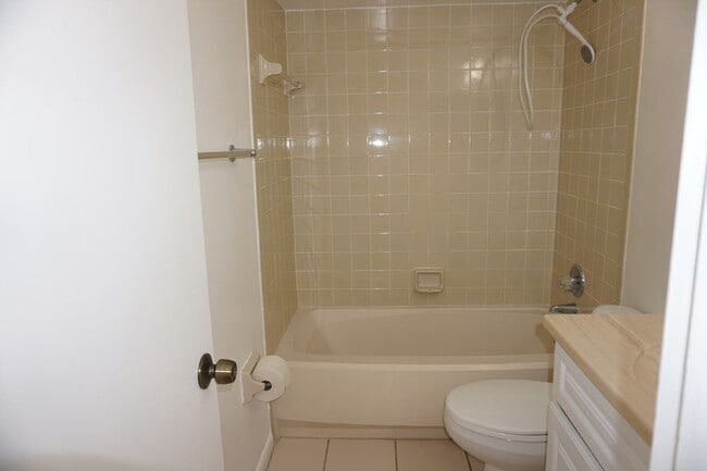 Building Photo - 2 Bedroom, 2 full bath Townhouse Near NAS Jax