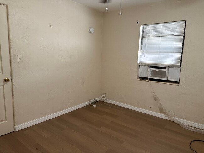 Building Photo - Queen Street Apartments