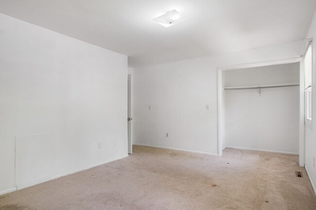 Building Photo - 3 to 4 Bed/3 1/2 Bath. Pet friendly.  Rese...
