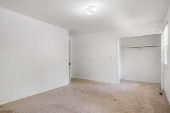 Building Photo - 3 to 4 Bed/3 1/2 Bath. Pet friendly.  Reserved Parking