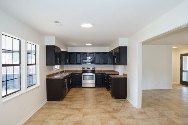 Building Photo - 3BR Home in Shell Point – Sunroom | Garage | Prime Location