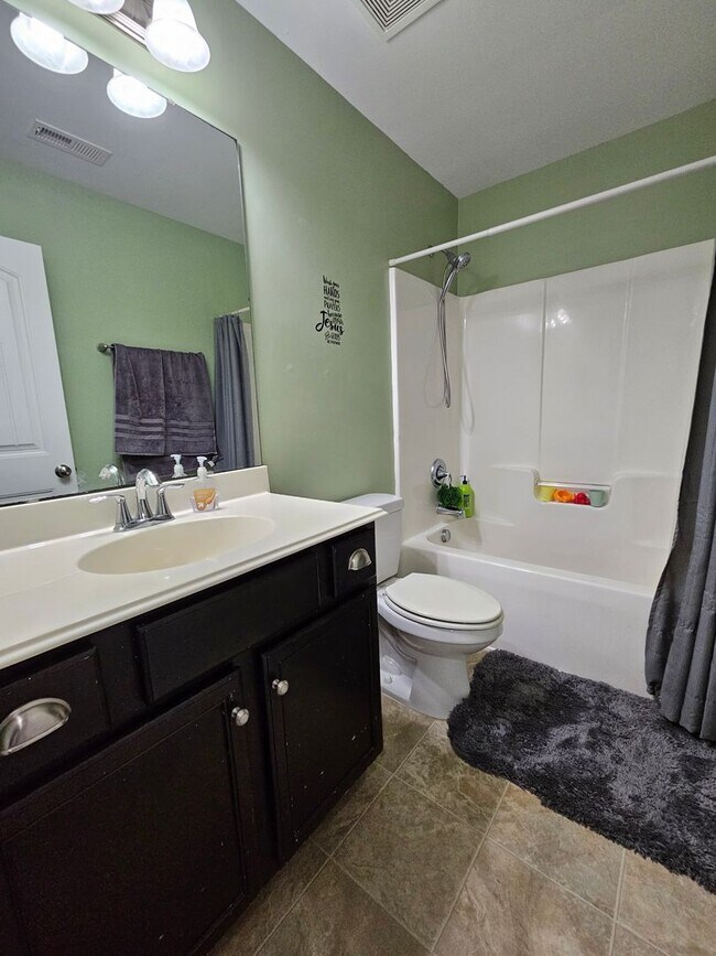 Building Photo - Gorgeous and Spacious 4 Bedroom Home!
