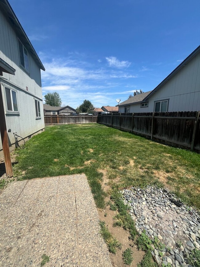 Building Photo - Beautiful Large 3 bedroom 2.5 bath home
