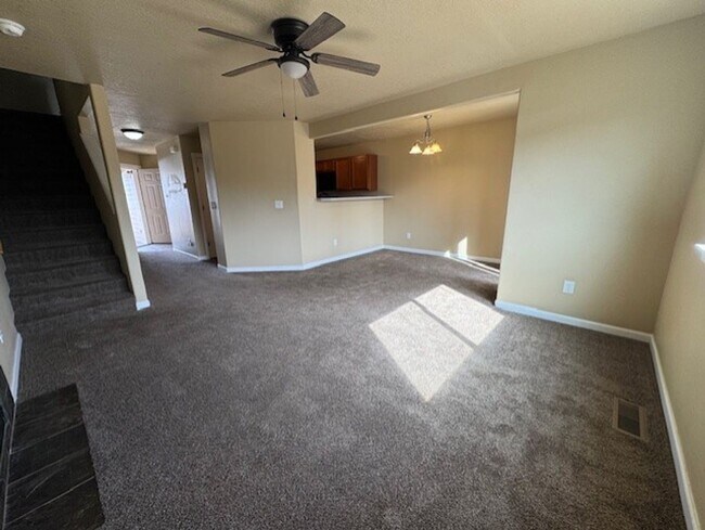 Building Photo - MOVE IN SPECIAL $500 OFF FIRST MONTHS RENT / Duplex SW Redmond