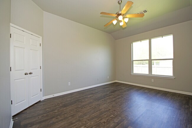 Building Photo - Large Home in Northeast Austin!