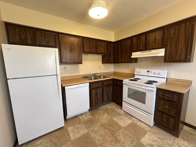 Building Photo - 2 Bedroom/1 Bath Apartment For Rent