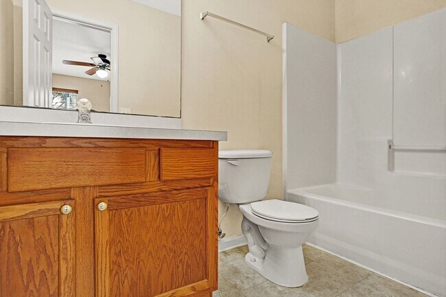 Building Photo - 2 bedroom/ 2.5 bathroom in gated St Johns ...