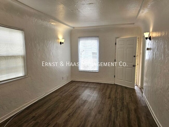 Building Photo - 826 Belmont Ave