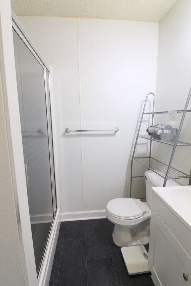 Building Photo - 706 Greenbriar Dr
