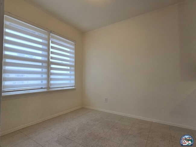 Building Photo - 1018 W Commercial Ave