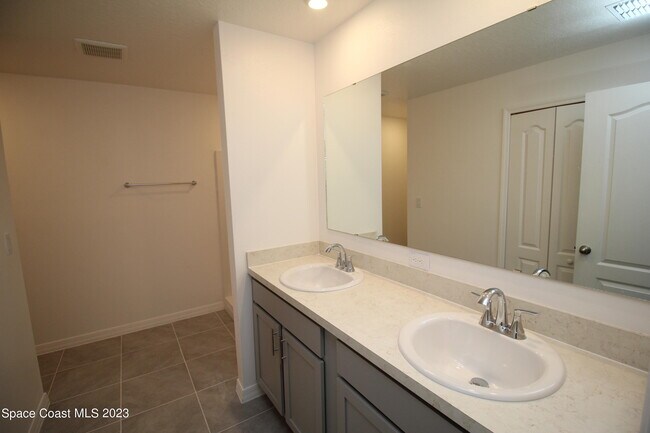Building Photo - 147 Franzing St