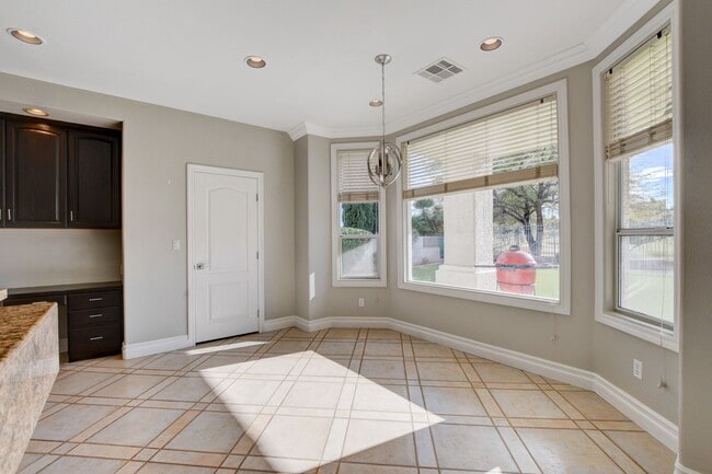 Building Photo - COMING SOON!! $1000 off 1st months Rent Guard-Gated Golf Course Living on the 14th Green!