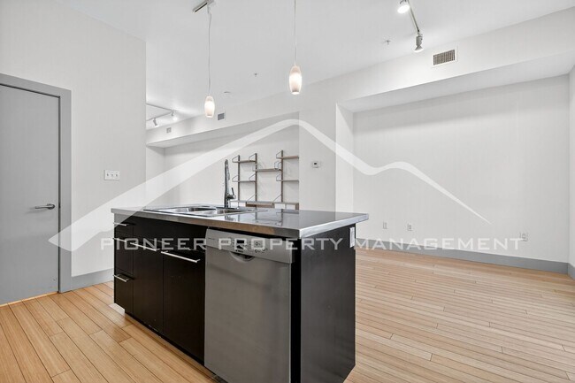 Building Photo - Stunning Condo with City Views and 2 Reser...