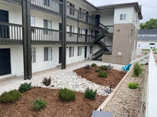 Building Photo - Currently getting renovated three-bedroom ...
