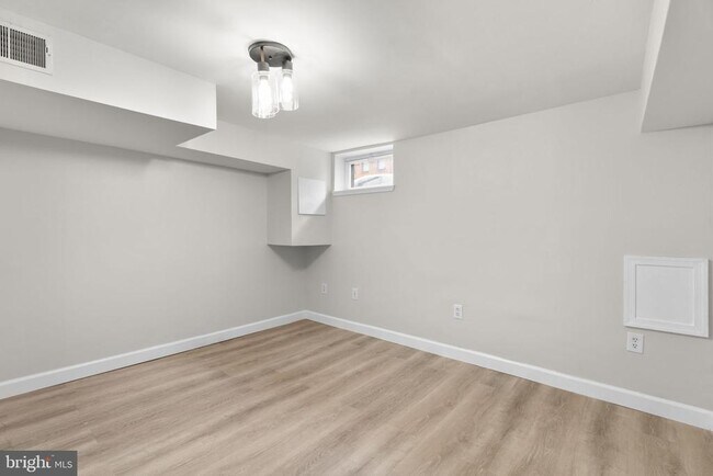 Building Photo - 112 E Randall St